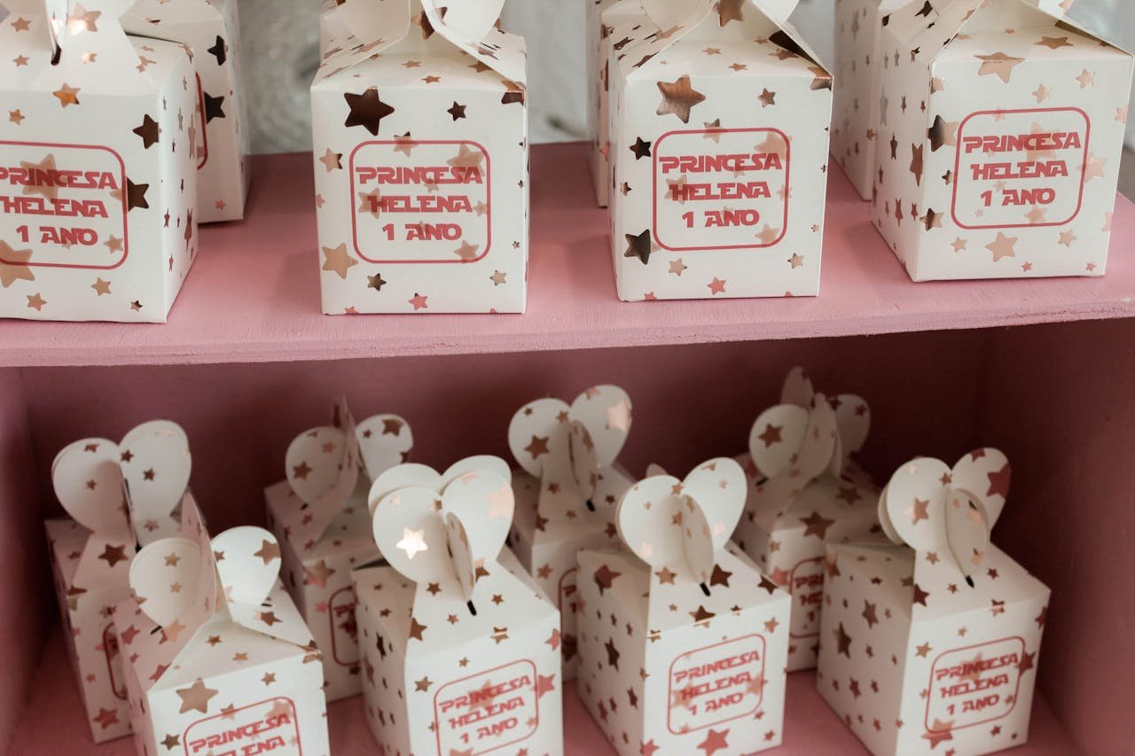 hero-img-02 Cute birthday favor boxes for Princess Helena's 1st birthday, decorated with stars.